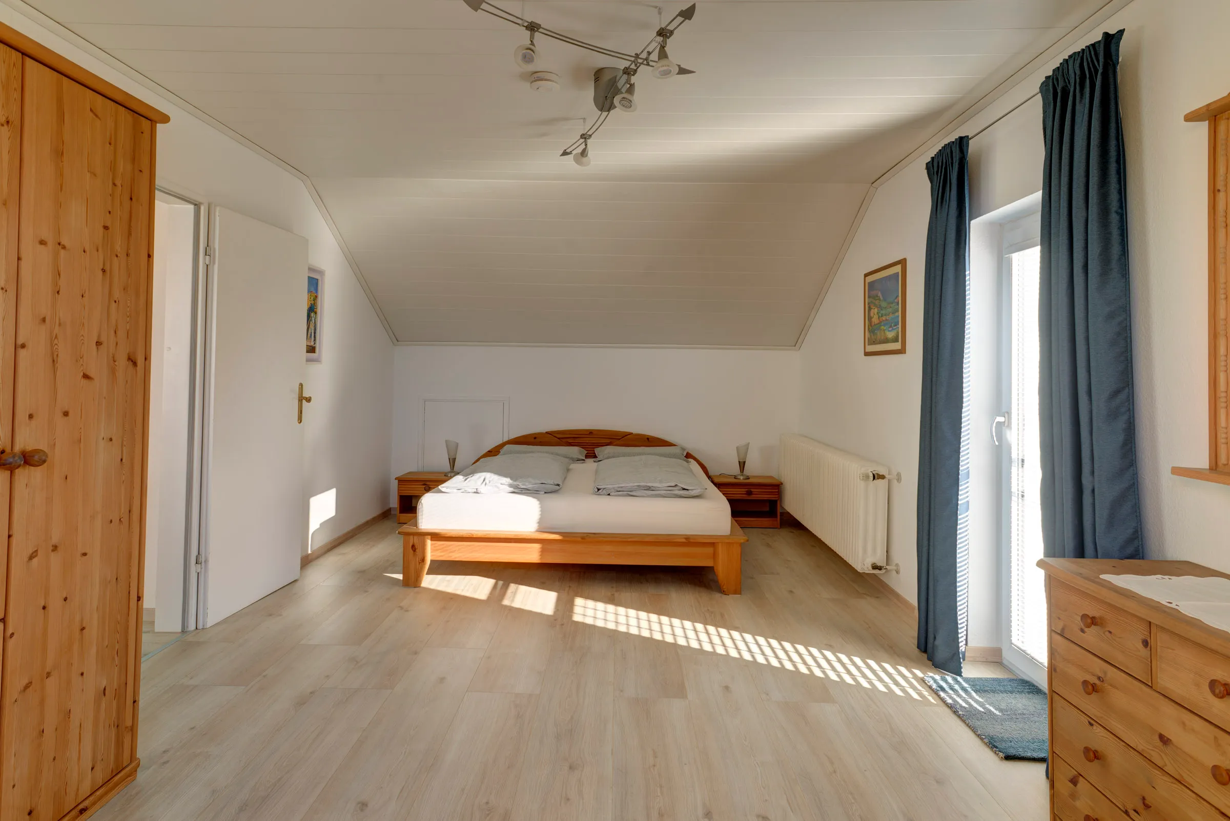 Schlafzimmer mit Doppelbett